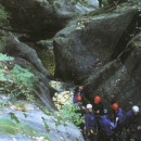 13 leute in schlucht
