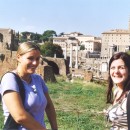 56 claudia und katrin vor ruinen
