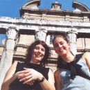 62 tanja und janine vor ruine