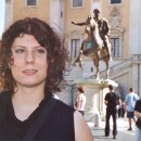 67 tanja vor adrianstatue