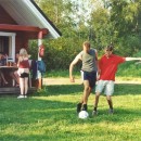063 fussball vor blockhuette