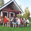 081 essgruppe vor blockhuette