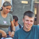 154 brunschi und claudia an bushaltestelle