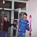 004 brigitte und reto tragen skis raus
