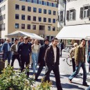 07 gruppe laeuft durch stadt