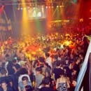 062 leute neben dj pult