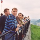 Gruppe auf Berg ueber Bergen